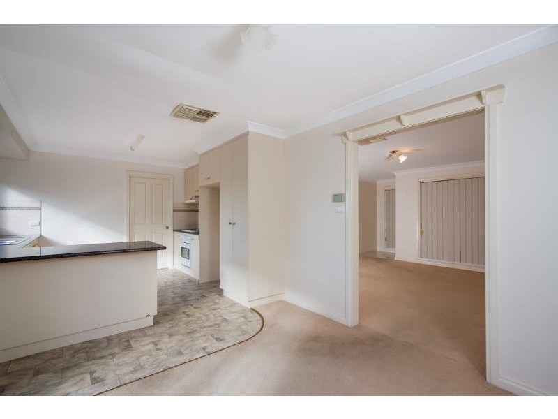 1/1 Kaldari Crescent, Glenfield Park NSW 2650