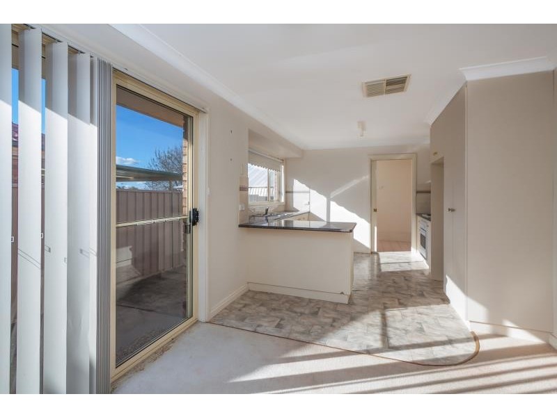 1/1 Kaldari Crescent, Glenfield Park NSW 2650