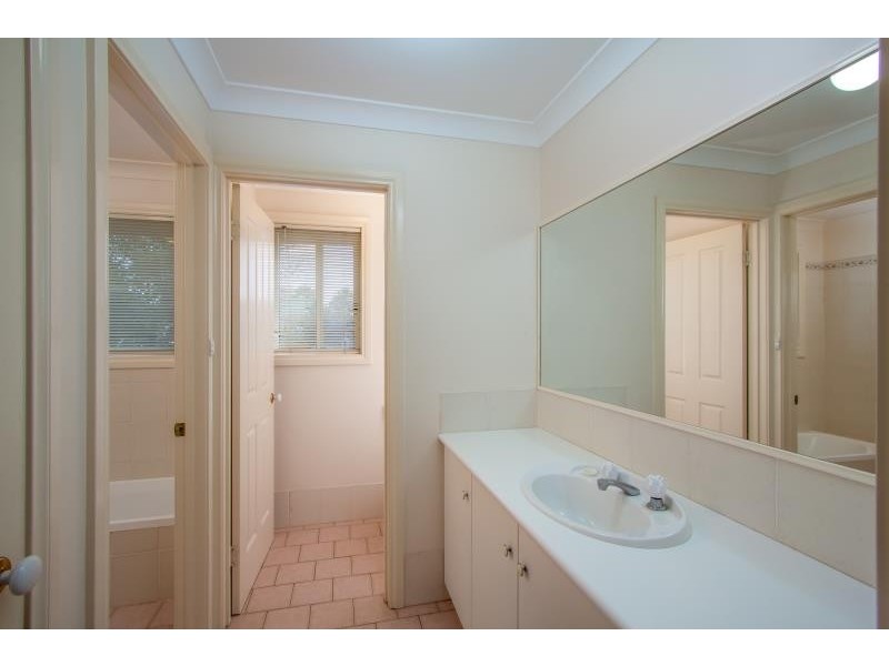 1/1 Kaldari Crescent, Glenfield Park NSW 2650