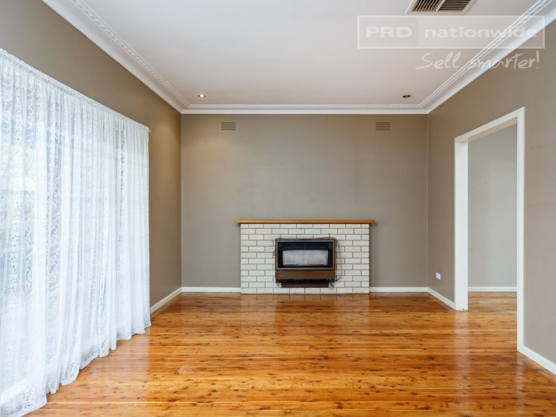 1 Huthwaite Street, Mount Austin NSW 2650