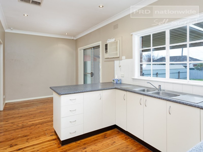 1 Huthwaite Street, Mount Austin NSW 2650