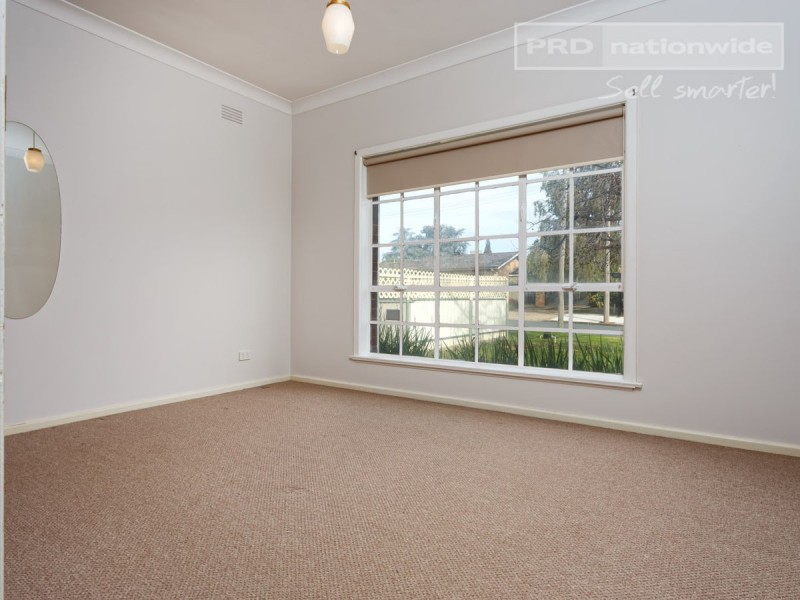 1 Huthwaite Street, Mount Austin NSW 2650