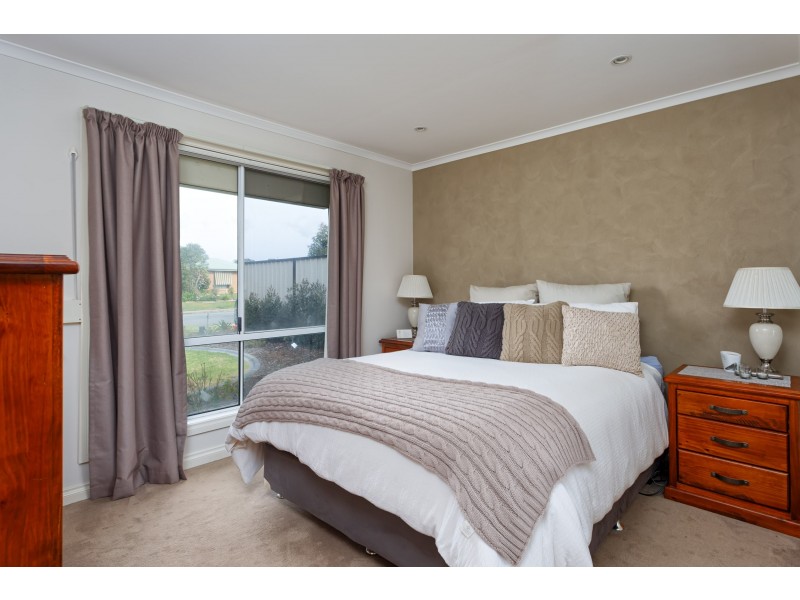 4 Naretha Street, Glenfield Park NSW 2650