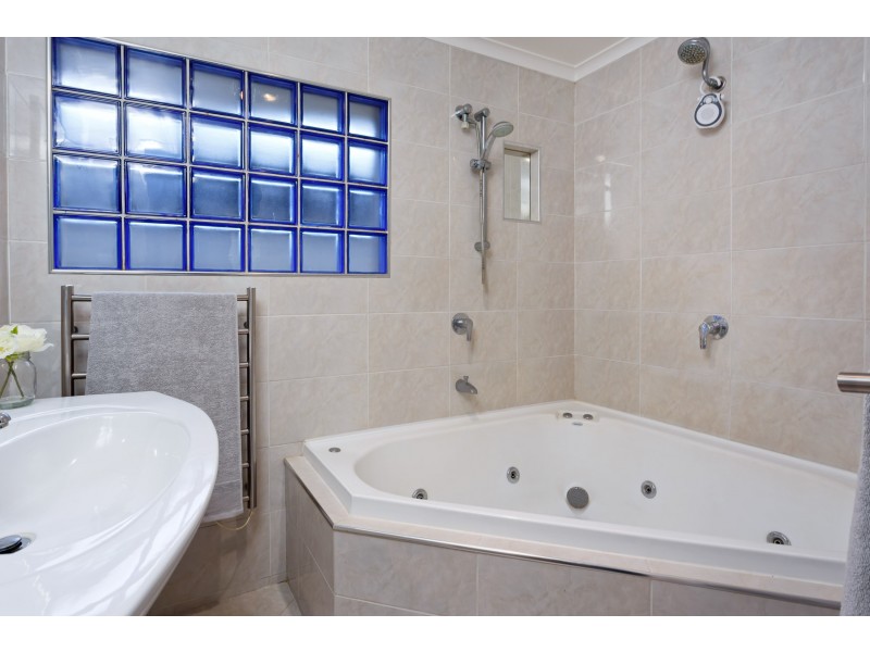 4 Naretha Street, Glenfield Park NSW 2650