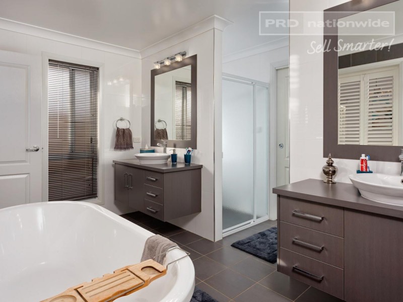 25 Hudson Drive, Lloyd NSW 2650