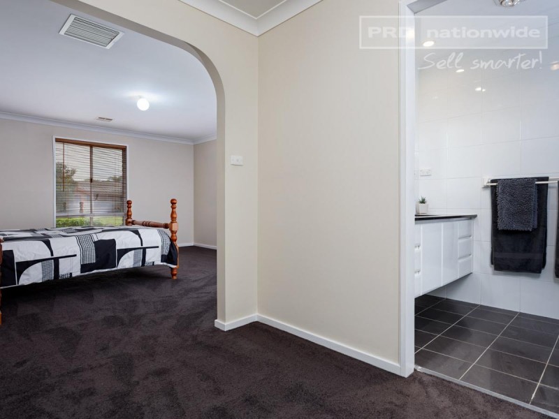 127 Dalkeith Avenue, Lake Albert NSW 2650