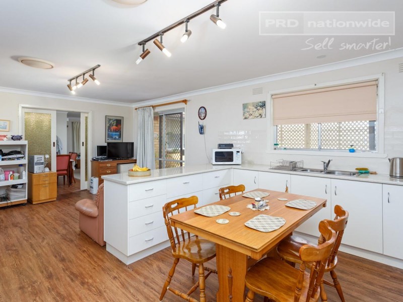 15 Jacaranda Drive, Lake Albert NSW 2650