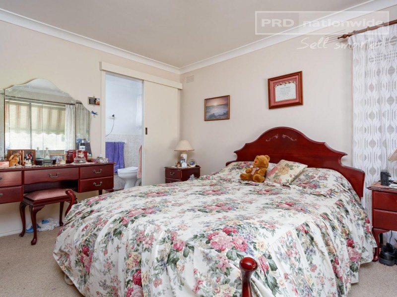 15 Jacaranda Drive, Lake Albert NSW 2650