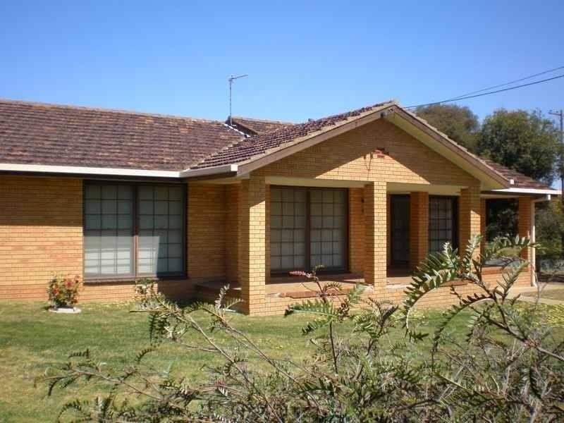 16 Avon Avenue, Lake Albert NSW 2650