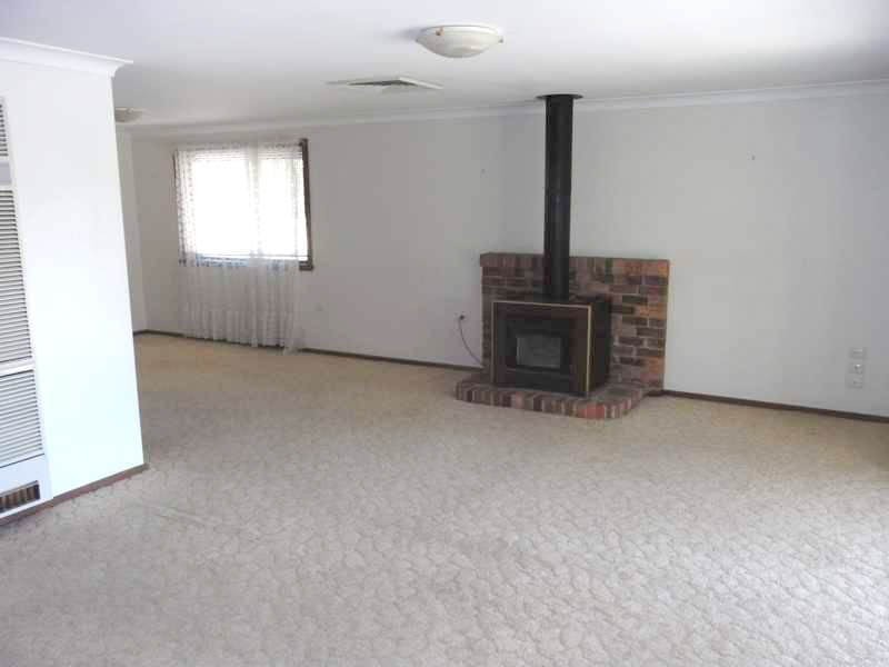 16 Avon Avenue, Lake Albert NSW 2650