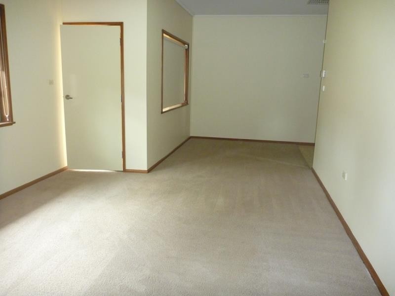 2/10 Henschke Ave, Tolland NSW 2650