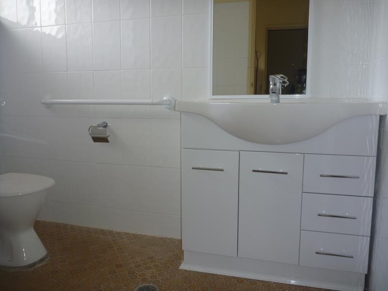 2/10 Henschke Ave, Tolland NSW 2650