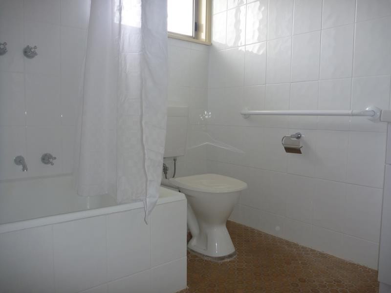 2/10 Henschke Ave, Tolland NSW 2650