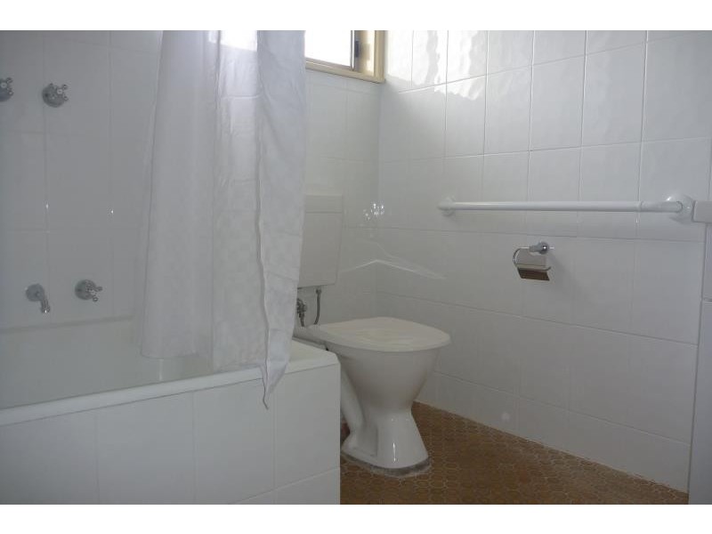 1/10 Henschke Ave, Tolland NSW 2650