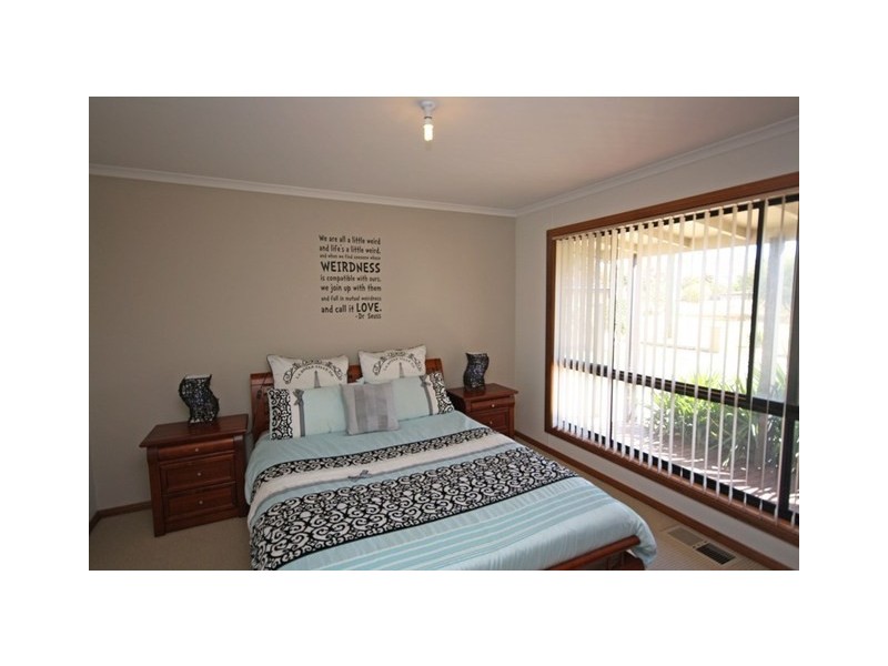 37 Alfred Street, Oura NSW 2650