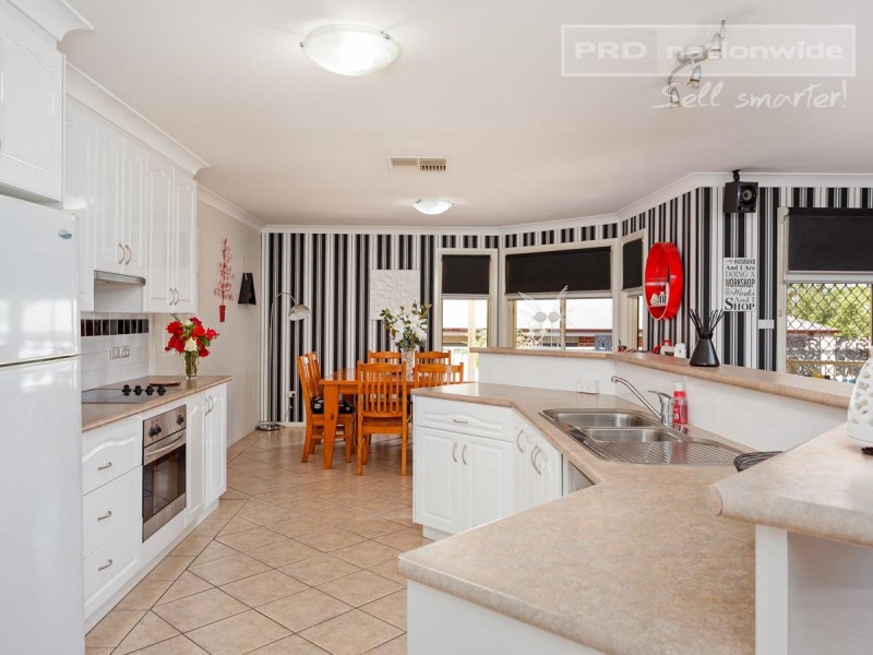 4 Delvin Place, Kooringal NSW 2650