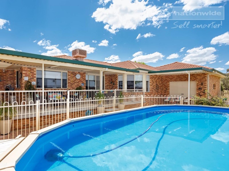4 Delvin Place, Kooringal NSW 2650