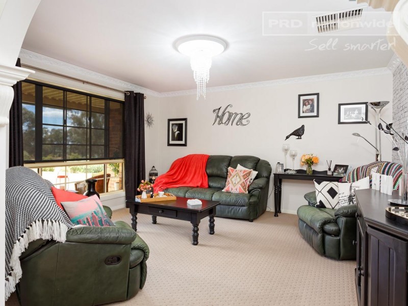 4 Delvin Place, Kooringal NSW 2650
