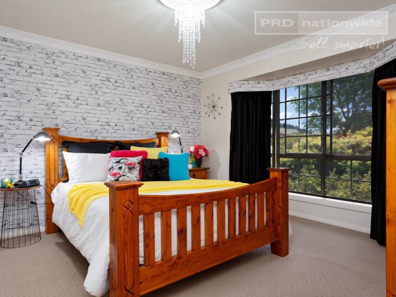 4 Delvin Place, Kooringal NSW 2650