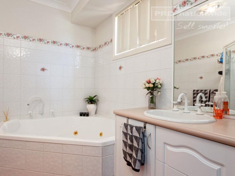 4 Delvin Place, Kooringal NSW 2650