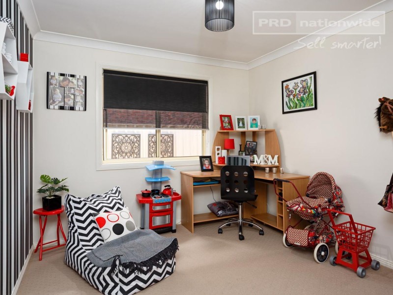 4 Delvin Place, Kooringal NSW 2650