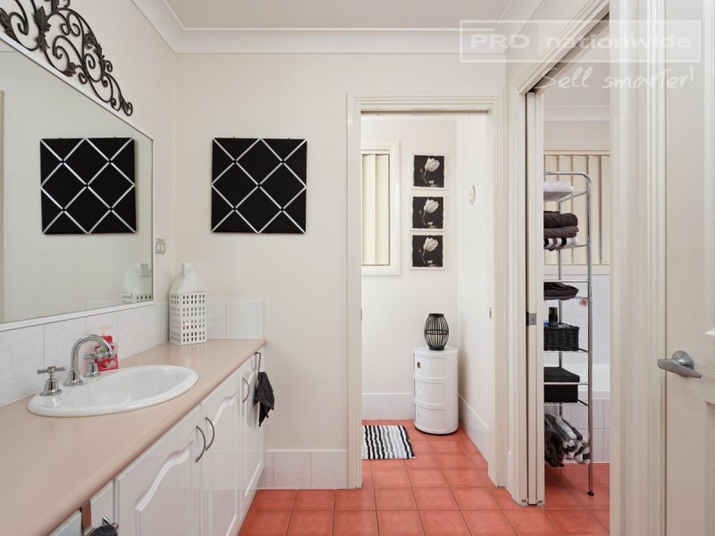 4 Delvin Place, Kooringal NSW 2650