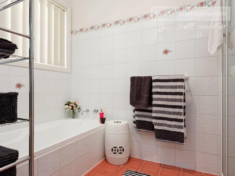 4 Delvin Place, Kooringal NSW 2650