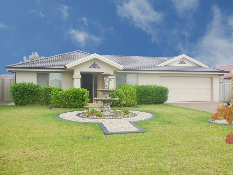 33 Womboin Crescent, Glenfield Park NSW 2650