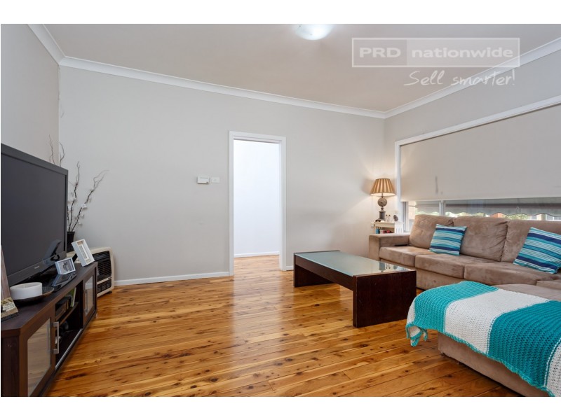 25 Nixon Crescent, Tolland NSW 2650