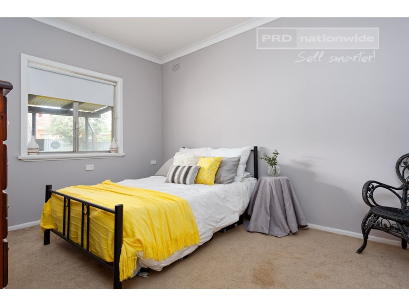 25 Nixon Crescent, Tolland NSW 2650