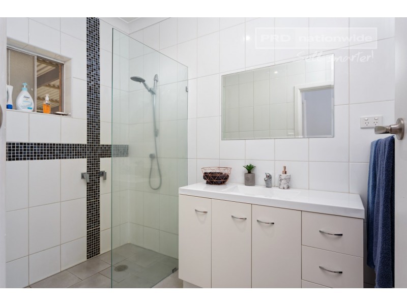 25 Nixon Crescent, Tolland NSW 2650