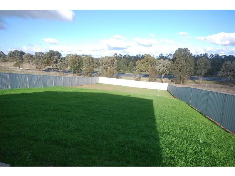 11 Sunvale Crescent, Estella NSW 2650