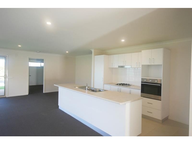 11 Sunvale Crescent, Estella NSW 2650