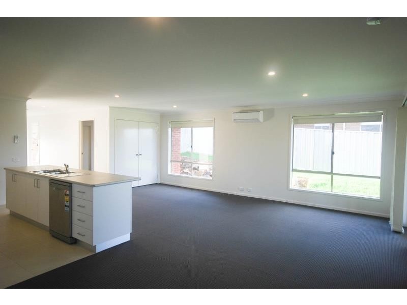 11 Sunvale Crescent, Estella NSW 2650