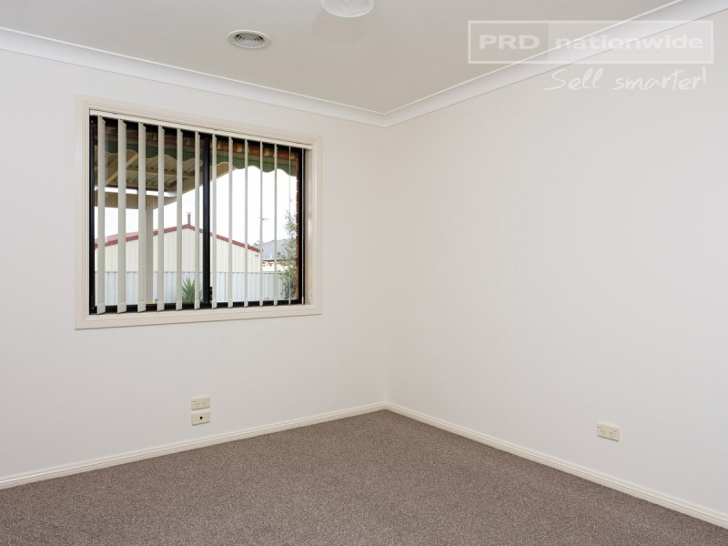 2 Giwang Place, Glenfield Park NSW 2650