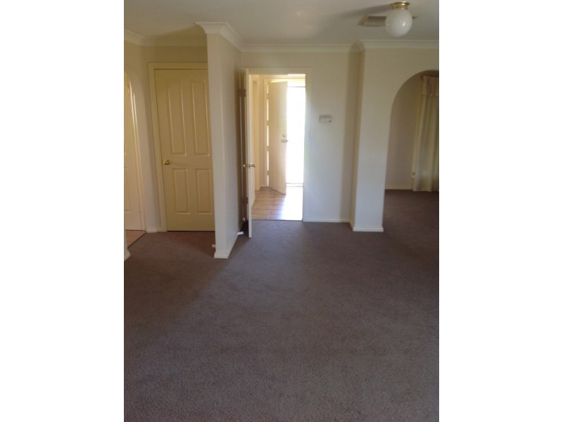 27 Yentoo Drive, Glenfield Park NSW 2650