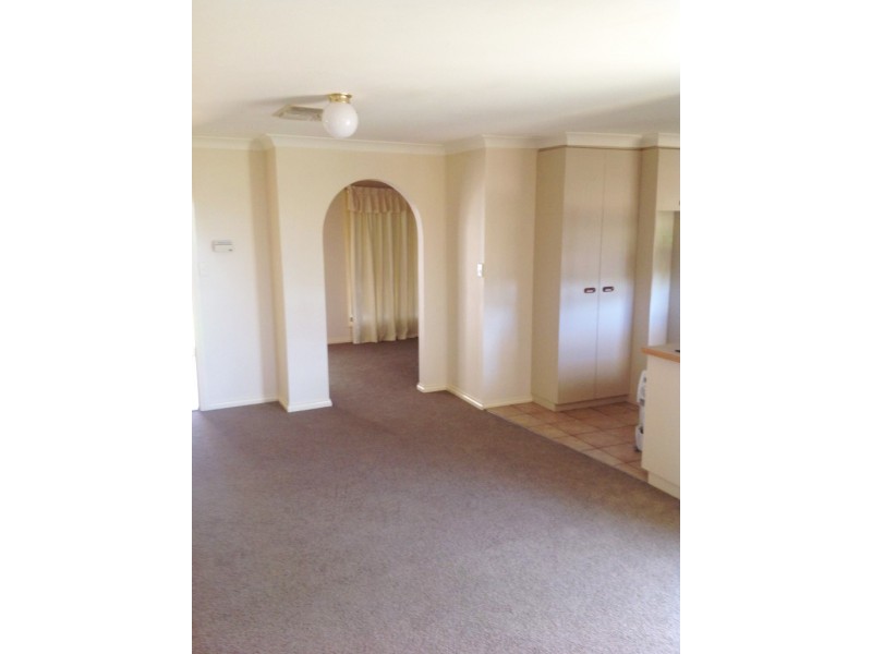 27 Yentoo Drive, Glenfield Park NSW 2650