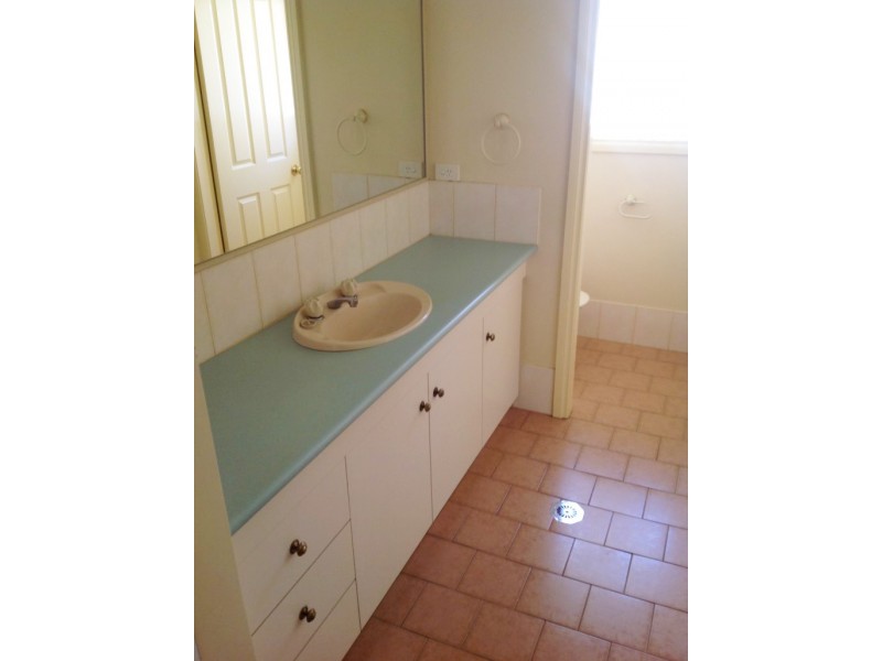 27 Yentoo Drive, Glenfield Park NSW 2650