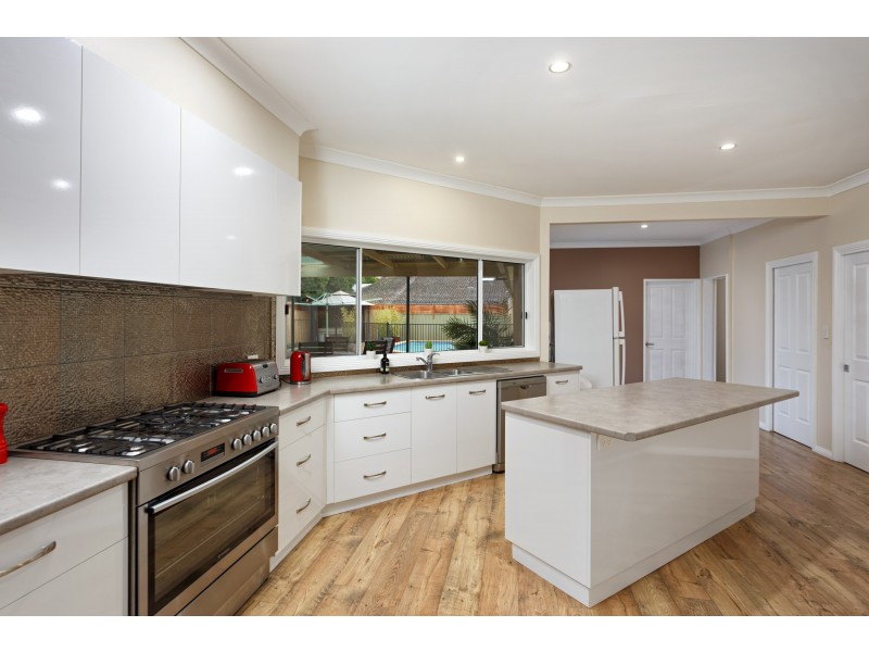 18 Dalkeith Avenue, Lake Albert NSW 2650