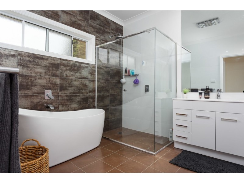 18 Dalkeith Avenue, Lake Albert NSW 2650