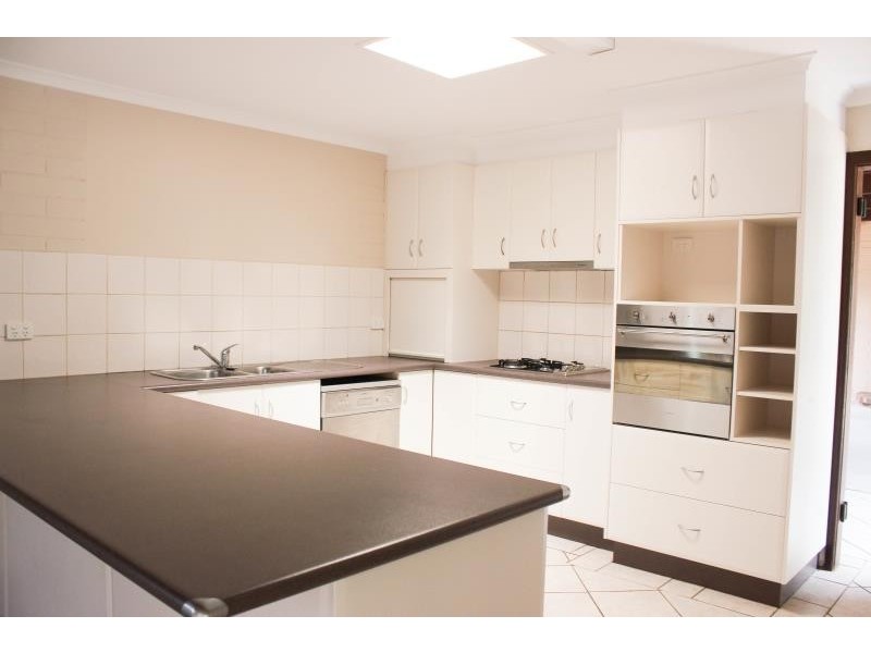 33 Graham Street, Lake Albert NSW 2650