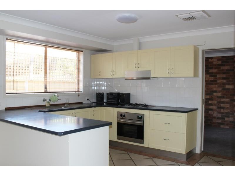 8 Atkins Place, Estella NSW 2650
