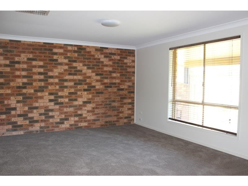 8 Atkins Place, Estella NSW 2650