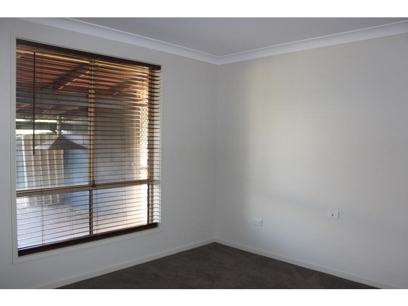 8 Atkins Place, Estella NSW 2650