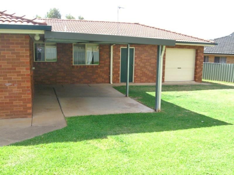 11 Lavender Place, Lake Albert NSW 2650