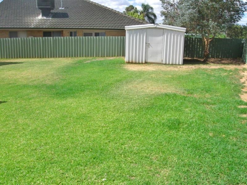 11 Lavender Place, Lake Albert NSW 2650
