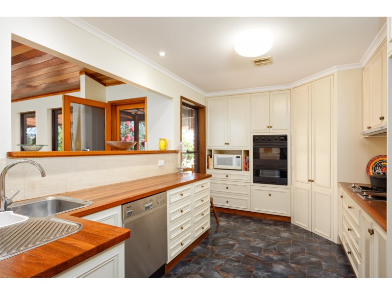 15 Maple Road, Lake Albert NSW 2650