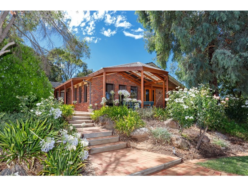 15 Maple Road, Lake Albert NSW 2650