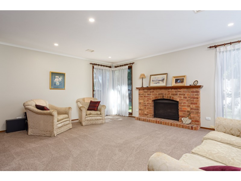 15 Maple Road, Lake Albert NSW 2650