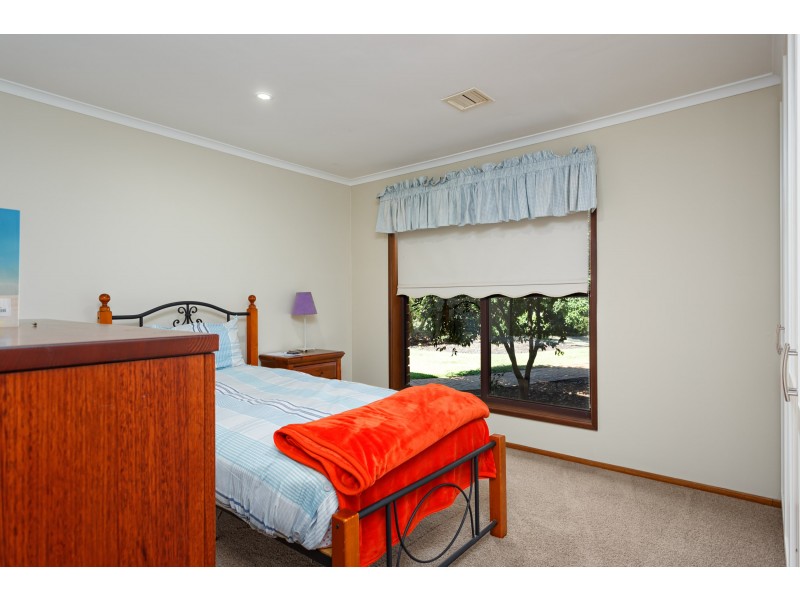 15 Maple Road, Lake Albert NSW 2650